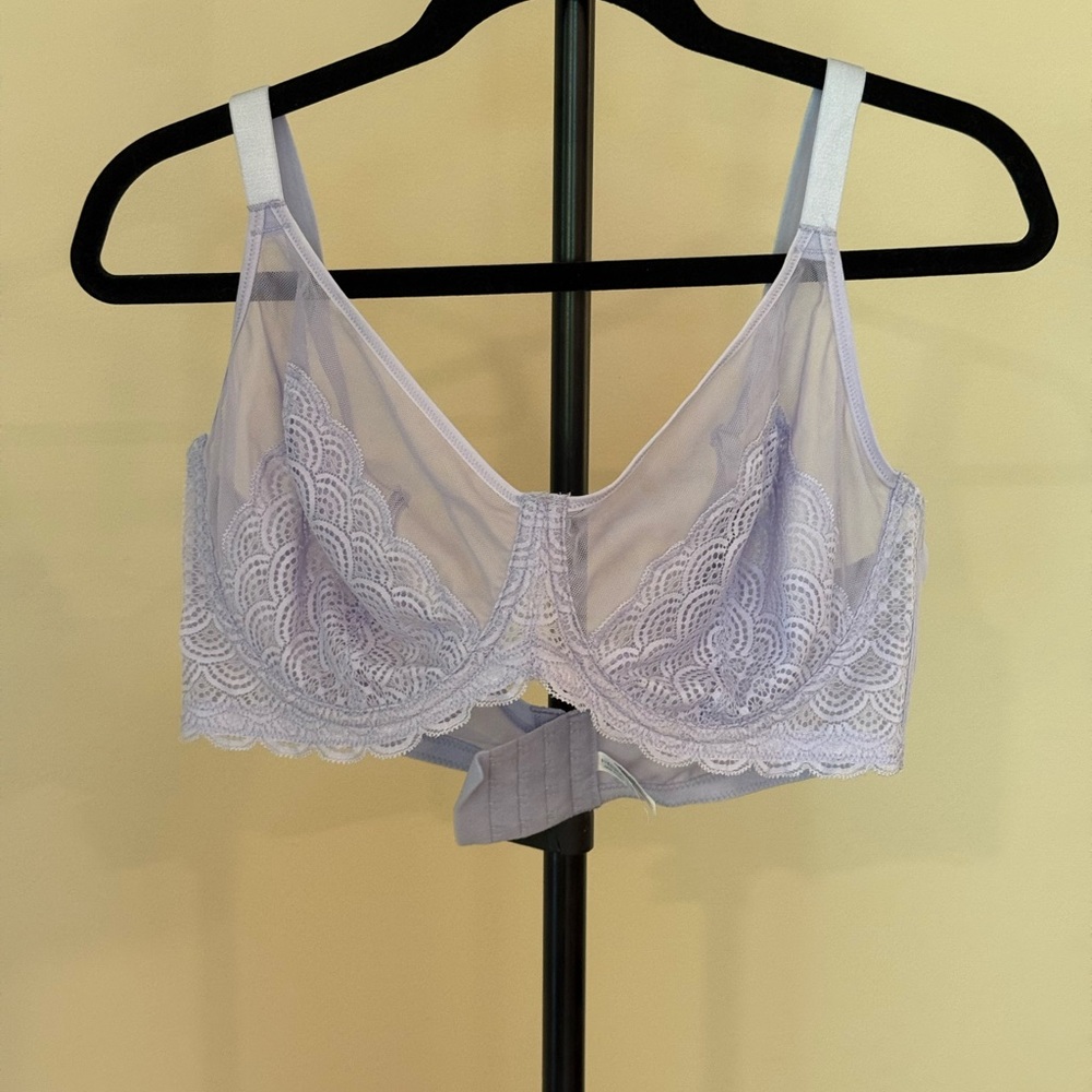 Delicate Lace Underwire Bra in Light Purple